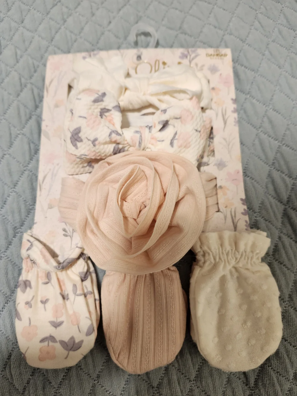 Cream Plush Baby Blanket & A Set Of 3 Head Bands And 3 Pairs Of Mittens